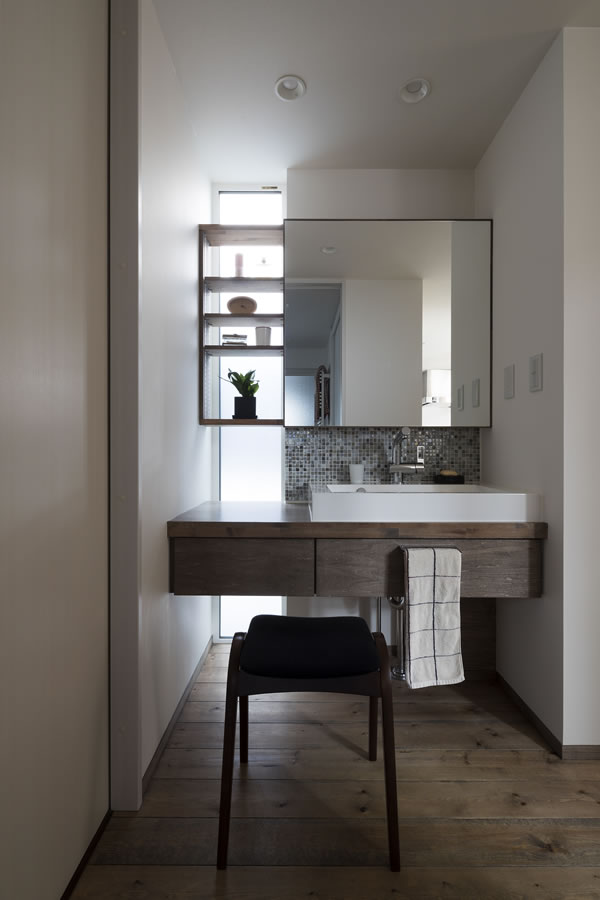 正方形の鏡と背板のない棚、モザイクタイルがかわいいフロートタイプの洗面化粧台