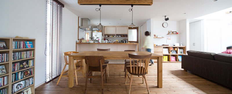 家具や小物で自分らしい空間づくりを行えるシンプルなインテリアのLDK