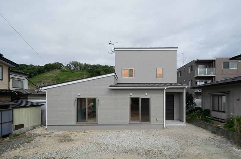 ワイドリビングのあるスマートモダンな住まい