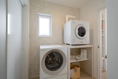 洗濯機の隣に干拓んを並べ家事効率を考えた配置のランドリールーム