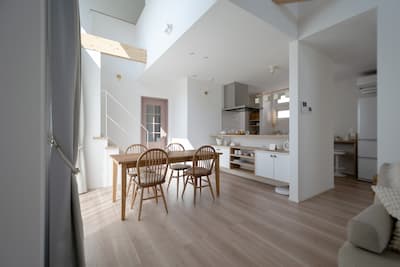 カウンターと収納棚を設けたダイニングには吹抜けとなっていて大きな窓から光が差し込んでいる