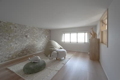 二面の窓があるロフトは班棚やクッションを置いた居心地の良いおこもり空間