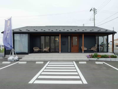 窓を多く配置し、ポーチを広くとった開放的な印象の平屋の外観