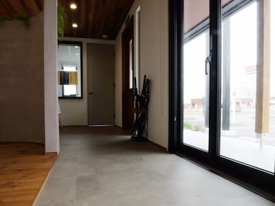 フルオープンサッシとダイニングに挟まれた通り土間