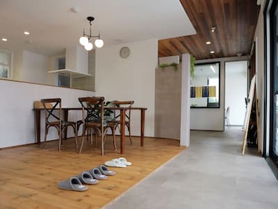 通り土間との境目をフラットに施工したゆとりのあるリビングダイニング