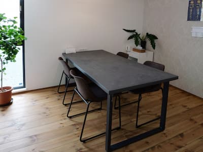 木目調フロアと石目調のミーティングテーブルで落ち着いた空間の打合せスペース